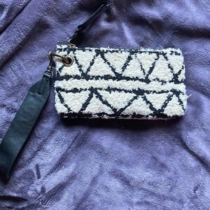 Universal Thread Black and White Geometric Wristlet NWOT